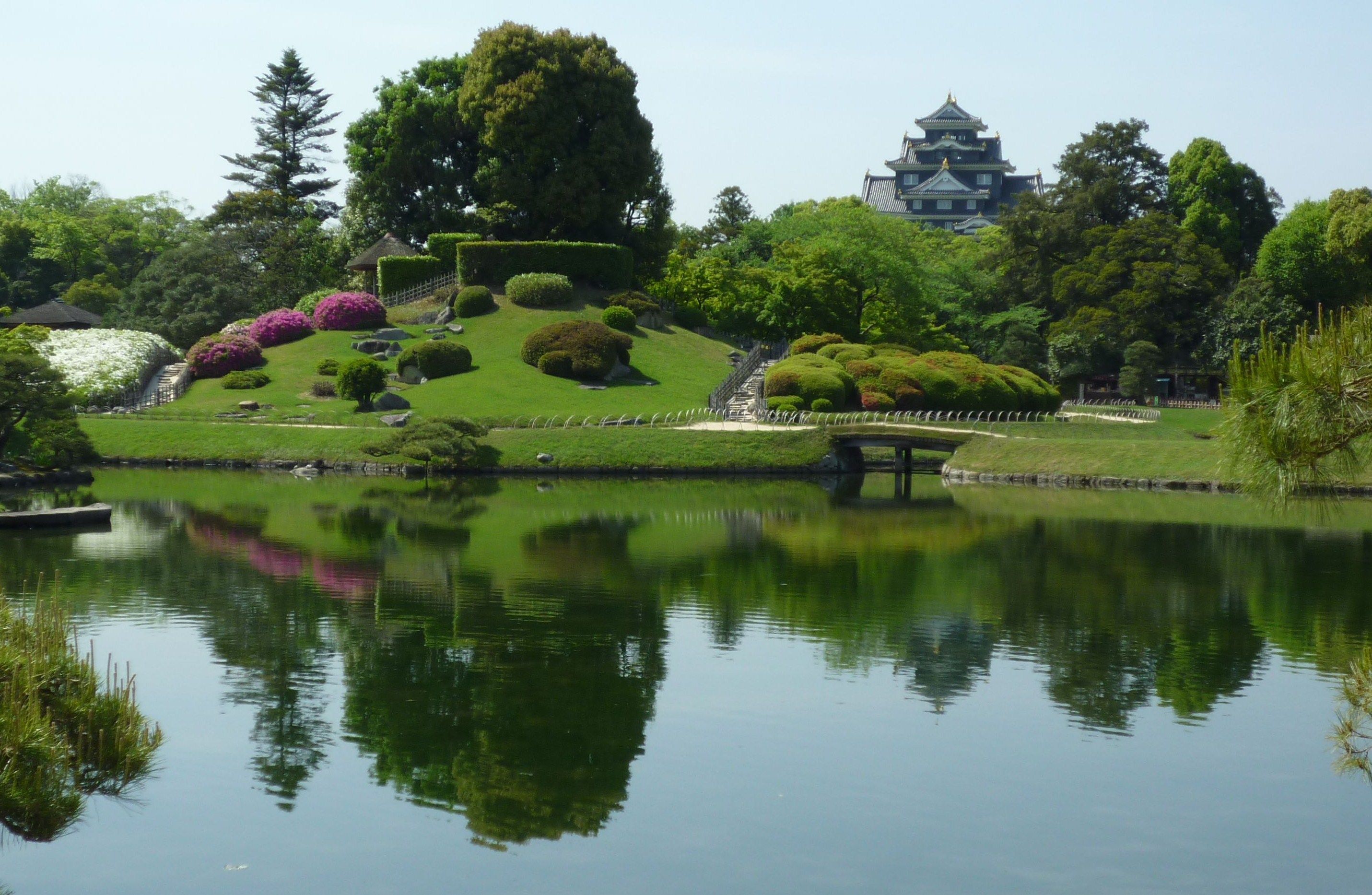 岡山後楽園の沢の池と庭園